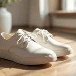 erfahren sie, warum ich 30 tage lang flache weiße schuhe getragen habe und jetzt keine anderen mehr tragen möchte. komfort, stil und alltagstauglichkeit im test.